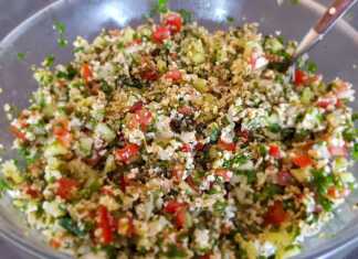 Δροσερή σαλάτα ταμπουλέ σε μπολ, με πράσινο πλιγούρι, κόκκινη ντομάτα, πράσινο αγγούρι και ψιλοκομμένα φρέσκα μυρωδικά, περιχυμένη με ελαιόλαδο