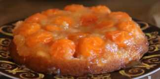 Λαχταριστό ανάποδο κέικ βερίκοκου σερβιρισμένο σε πιατέλα, με τα βερίκοκα στην κορυφή και πασπαλισμένο με ζάχαρη άχνη.