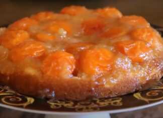 Λαχταριστό ανάποδο κέικ βερίκοκου σερβιρισμένο σε πιατέλα, με τα βερίκοκα στην κορυφή και πασπαλισμένο με ζάχαρη άχνη.