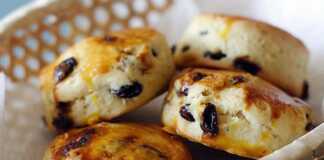 Γλυκά ψωμάκια με σταγόνες σοκολάτας ή σταφίδες