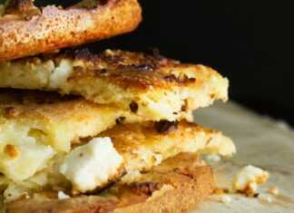 Η μπατζίνα ή ζμαρόπιτα Ένα κομμάτι χρυσαφένιας μπατζίνας σε ένα ταψ