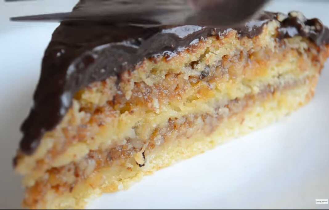 Ζουμερό Κέικ καρυδιού και μαρμελαδα βερίκοκο