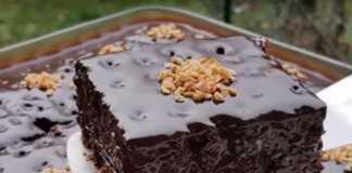 Η ζουμερή Σοκολατόπιτα με πλούσιο σοκολατένιο σιρόπι.