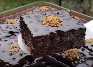 Η ζουμερή Σοκολατόπιτα με πλούσιο σοκολατένιο σιρόπι.