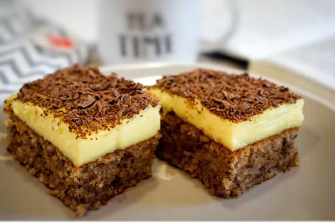 Κοντινό πλάνο στην αφράτη υφή της Καρυδόπιτας με Κρέμα