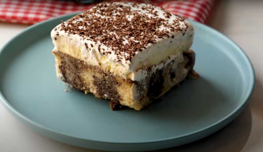 Κομμένο κομμάτι από το Κέικ Παγωτό, που αναδεικνύει τις στρώσεις του κέικ, του παγωτού και της σαντιγί.