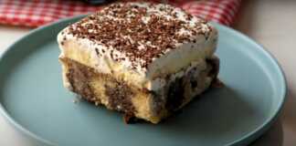 Κομμένο κομμάτι από το Κέικ Παγωτό, που αναδεικνύει τις στρώσεις του κέικ, του παγωτού και της σαντιγί.