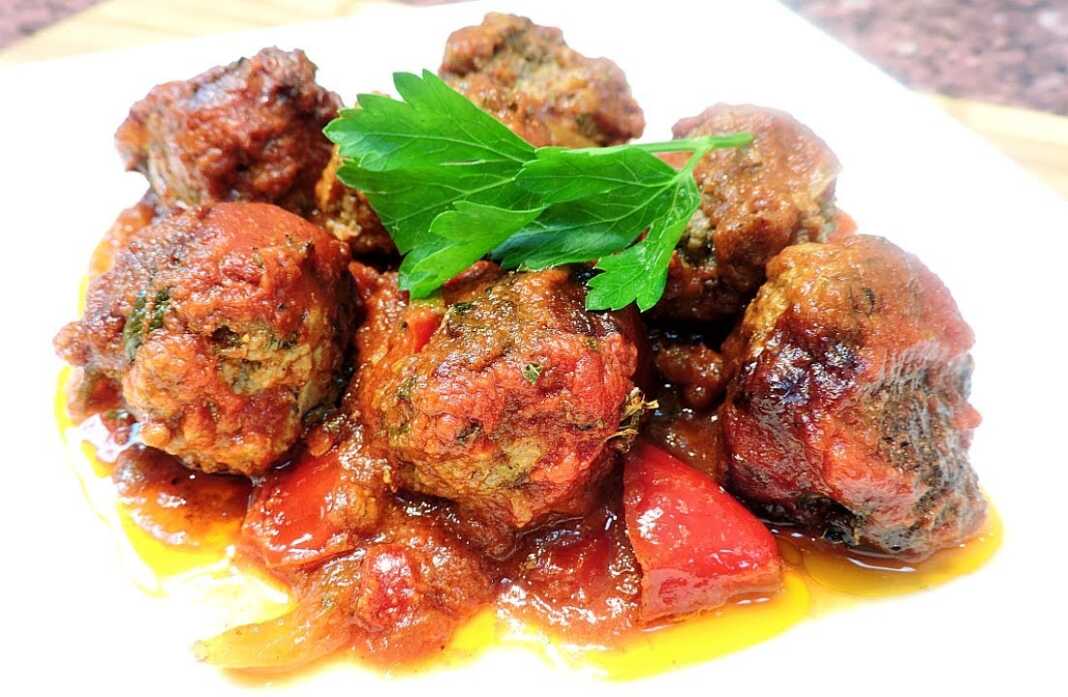 Κεφτέδες στο φούρνο με πιπεριές