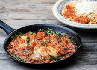 Κοτόπουλο κοκκινιστό με μακαρόνια Κοτόπουλο κοκκινιστό με μακαρόνια