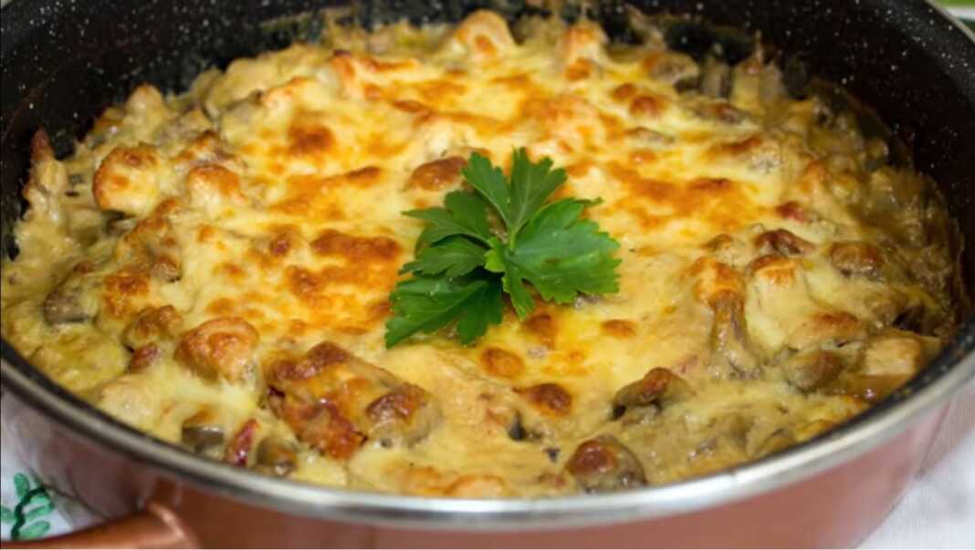 Κοτόπουλο με μανιτάρια και σάλτσα γιαουρτιού