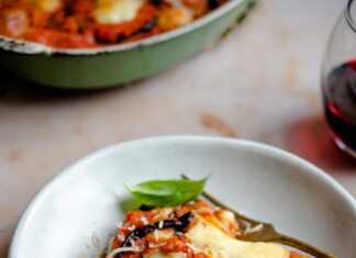 Μελιτζάνες φούρνου με σάλτσα ντομάτας, βασιλικό, παρμεζάνα και τυρί μοτσαρέλα. Μελιτζάνες Φούρνου