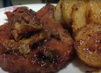 Μελωμένες Χοιρινές Μπριζόλες στο Τηγάνι Πιάτο με μελωμένες χοιρινές μπριζόλες στο τηγάνι με πατάτες και πλούσια σάλτσα.