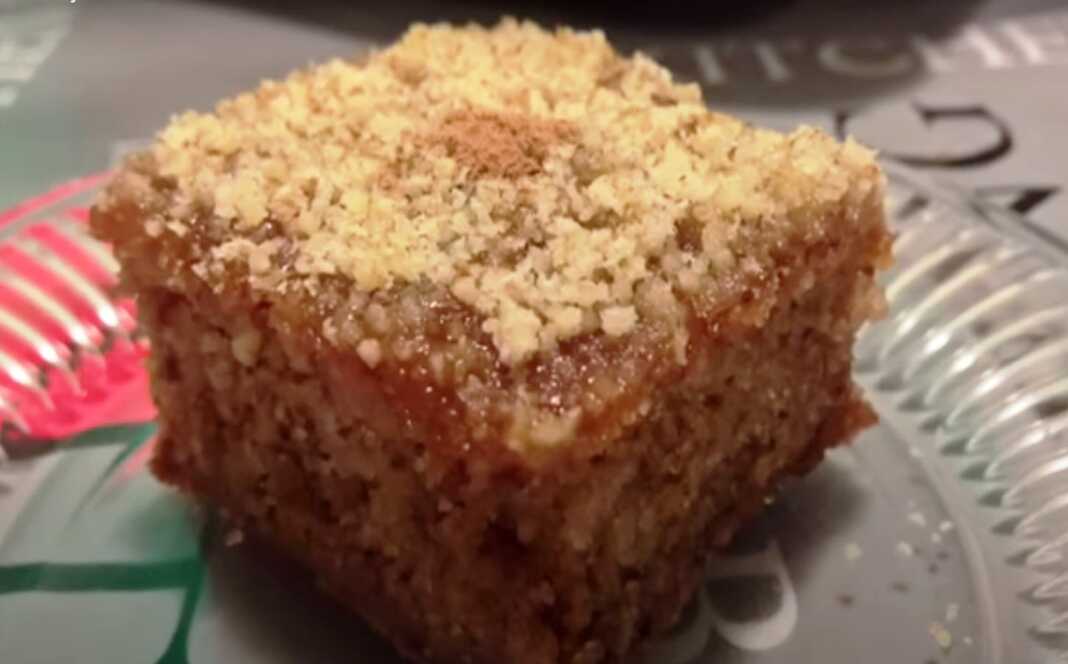 Το τελικό κέικ της **Γρήγορης Μηλόπιτας** με επικάλυψη μαρμελάδας και καρύδια