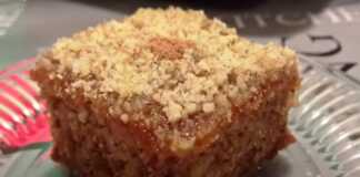 Το τελικό κέικ της **Γρήγορης Μηλόπιτας** με επικάλυψη μαρμελάδας και καρύδια