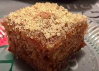 Το τελικό κέικ της **Γρήγορης Μηλόπιτας** με επικάλυψη μαρμελάδας και καρύδια