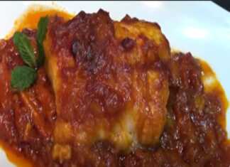 Μπακαλιάρος σε μια θεϊκή κόκκινη σάλτσα Μπακαλιαρος Κοκκινιστός