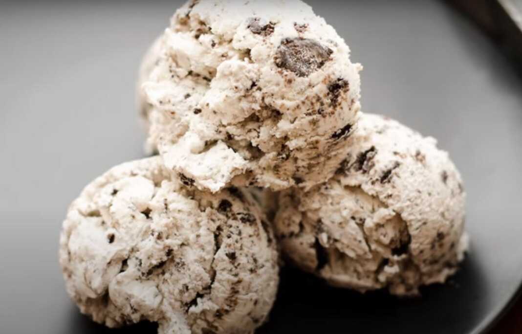 Ένα μπολ με λευκό παγωτό γεμάτο κομματάκια μαύρων μπισκότων Oreo