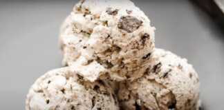 Ένα μπολ με λευκό παγωτό γεμάτο κομματάκια μαύρων μπισκότων Oreo