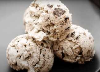 Ένα μπολ με λευκό παγωτό γεμάτο κομματάκια μαύρων μπισκότων Oreo