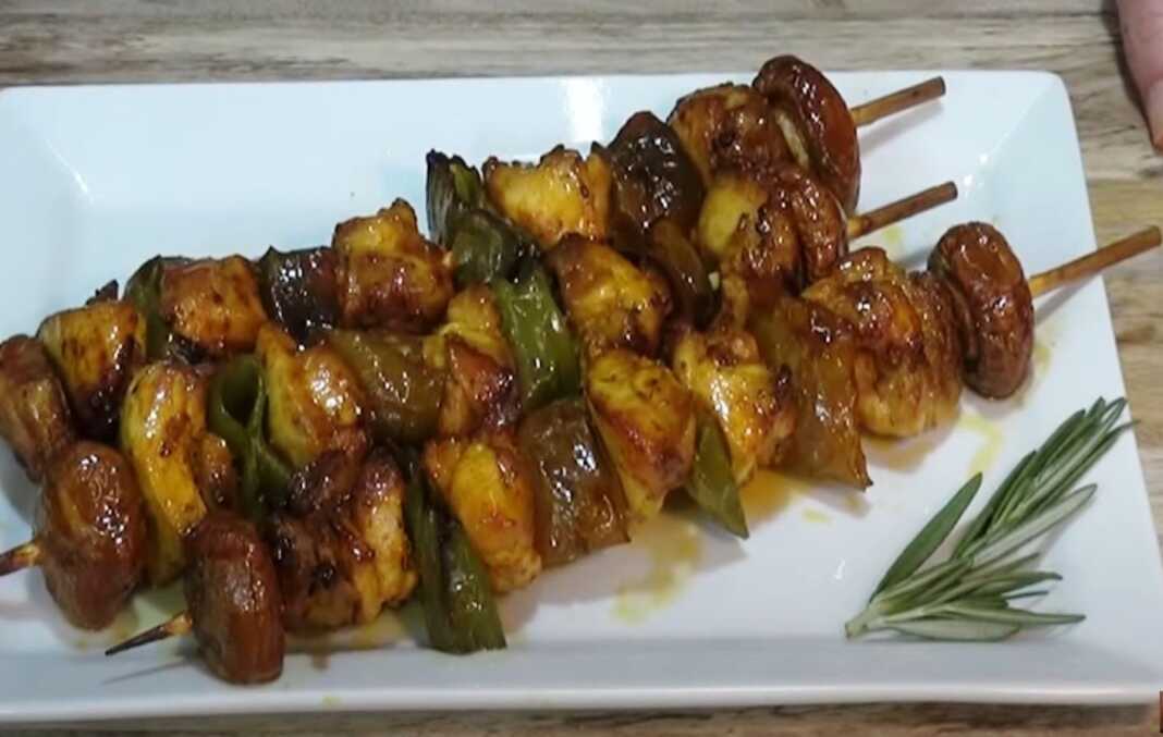 Σουβλακι κοτόπουλο με μανιταρια και πιπεριά