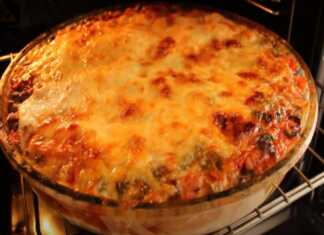 Πατάτες και λίγο Κιμά μπορείς να κάνεις Θαύματα!! Ένα πυρέξ με στρώσεις από φέτες πατάτας, κιμά και κόκκινη σάλτσα ντομάτας, καλυμμένο με λιωμένο κίτρινο τυρί και λίγο πράσινο μαϊντανό.