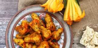 Πιάτο με ψημένους γεμιστούς κολοκυθοανθούς, με χρυσαφένιο χρώμα, έτοιμοι για σερβίρισμα