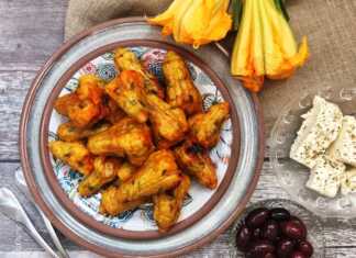 Γεμιστοί Κολοκυθοανθοί…το φαγητό του καλοκαιριού Πιάτο με ψημένους γεμιστούς κολοκυθοανθούς, με χρυσαφένιο χρώμα, έτοιμοι για σερβίρισμα