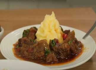 Μοσχαρίσιο κοκκινιστό σε σάλτσα κρεμμυδιού, μια απλή συνταγή για το πιο νόστιμο πιάτο. μοσχάρι κατσαρόλας