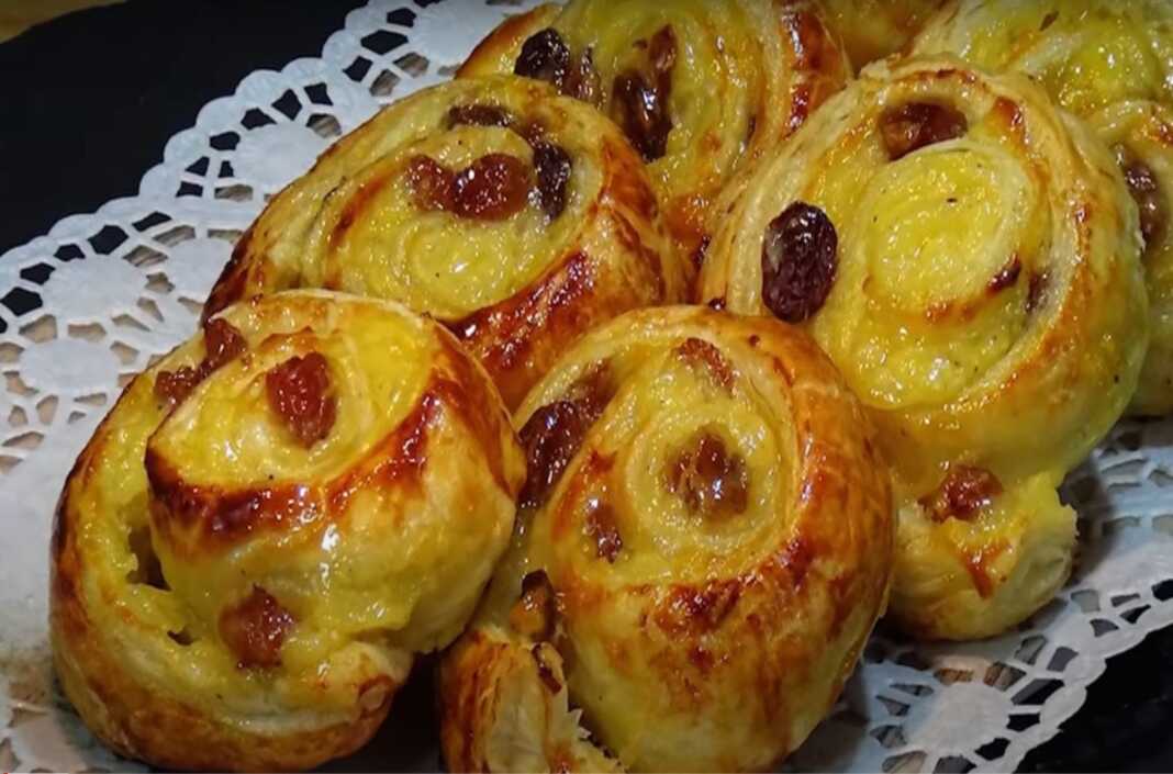 Ρολάκια Σφολιάτας με Κρέμα και Σταφίδες