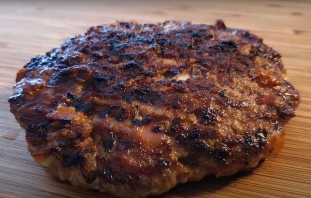 Ζουμερό Χάμπουργκερ Μπιφτέκι, ψημένο στη σχάρα, με λιωμένο τυρί.