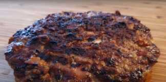 Ζουμερό Χάμπουργκερ Μπιφτέκι, ψημένο στη σχάρα, με λιωμένο τυρί.