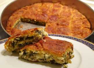 Χορτοτυρόπιτα του Μήτσου Μια λαχταριστή, χρυσαφένια χορτοτυρόπιτα, κομμένη σε κομμάτια, έτοιμη για σερβίρισμα.