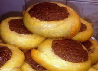 Δίχρωμα σιροπιαστά ροξάκια τοποθετημένα σε πιατέλα με πλούσια γέμιση κακάο και αρώματα κανέλας