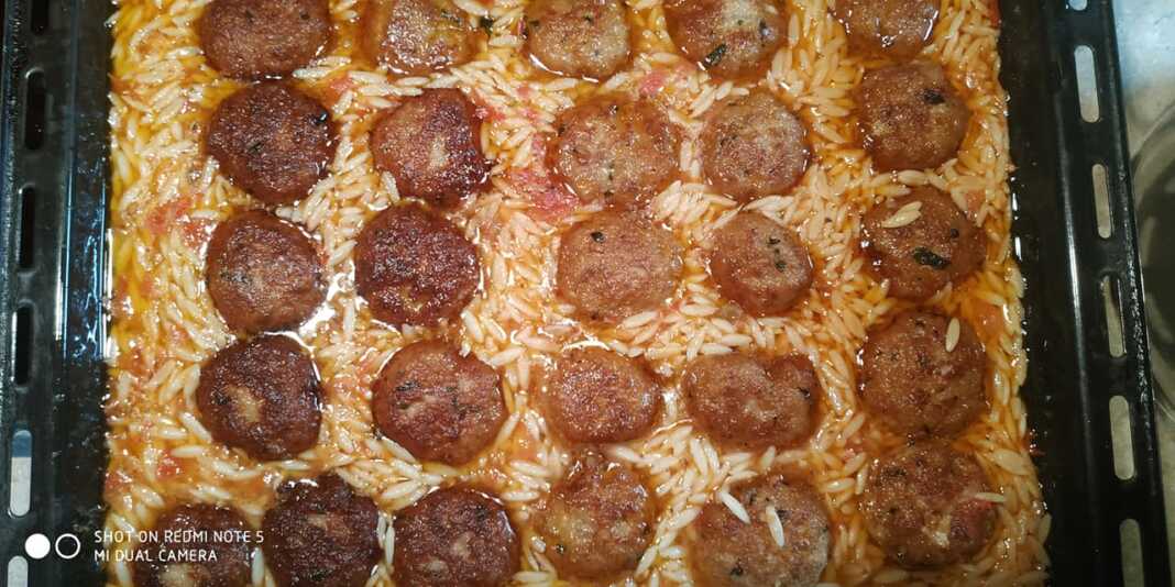 Κριθαράκι με κεφταδάκια στο Φούρνο