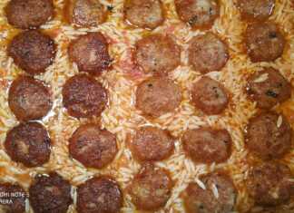 Κριθαράκι με κεφταδάκια στο Φούρνο