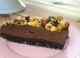 Λαχταριστό cheesecake με βάση Oreo, πλούσια κρέμα Nutella και γαρνίρισμα φουντουκιού.