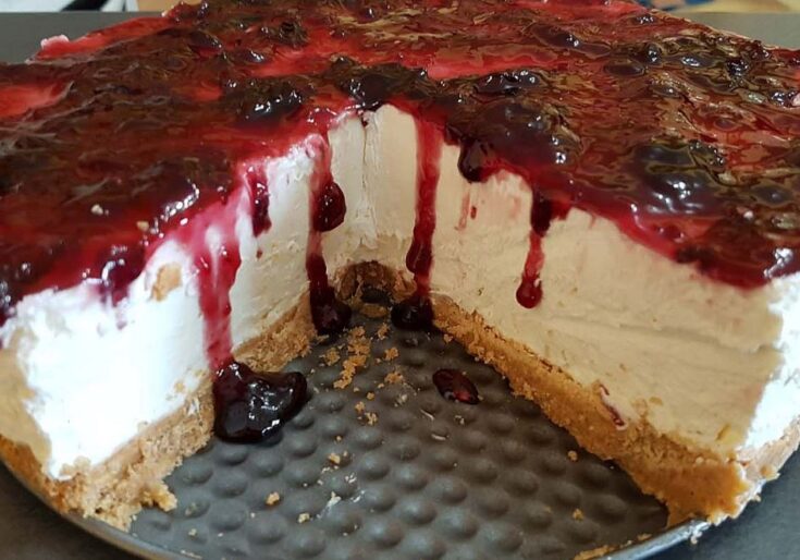 Το απόλυτο cheesecake με μαρμελάδα βύσσινο σε κομμάτι