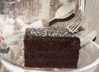 Ζουμερή σπιτική σοκολατόπιτα με τρεις στρώσεις αφράτου κέικ και πλούσια γκανάζ σοκολάτας να καλύπτει κάθε σημείο.