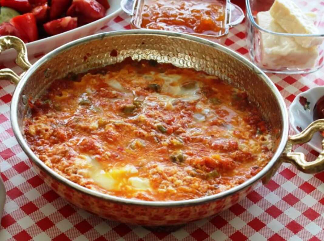 Σαγανάκι με αυγά με τυρί και σάλτσα ντομάτας