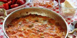 Σαγανάκι με αυγά με τυρί και σάλτσα ντομάτας