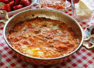 Παραδοσιακό τηγάνι σαγανάκι με μελωμένα αυγά μέσα σε κόκκινη σάλτσα ντομάτας με λευκά κομμάτια φέτας