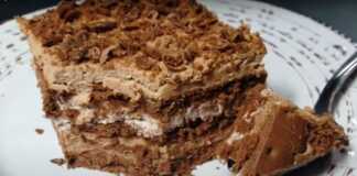 Μια φωτογραφία από ένα κομμένο γλυκό ψυγείου με 3 υλικά, που αποκαλύπτει τις στρώσεις μπισκότων, λευκής και σοκολατένιας κρέμας.