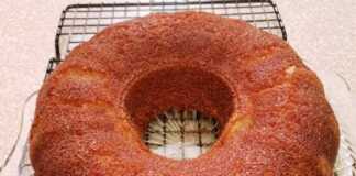 Ένα κυπριακού σιροπιαστού γλυκού σε ένα πιάτο, με το σιρόπι να έχει απορροφηθεί.