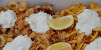 Καλαμαράκια με τηγανιτές πατάτες