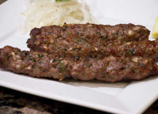 Κεμπάπ με σάλτσα Γιαουρτιού