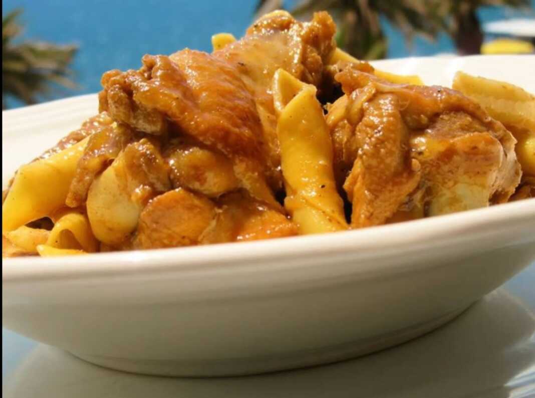 Κοτόπουλο με μακαρόνια σε βελούδινη σάλτσα