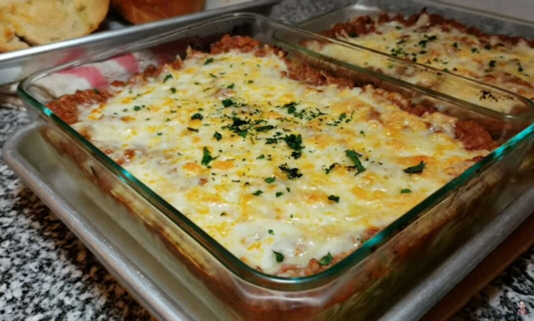 Μακαρόνια φούρνου με τυριά μακαρόνια φούρνου με κιμά και τυρί