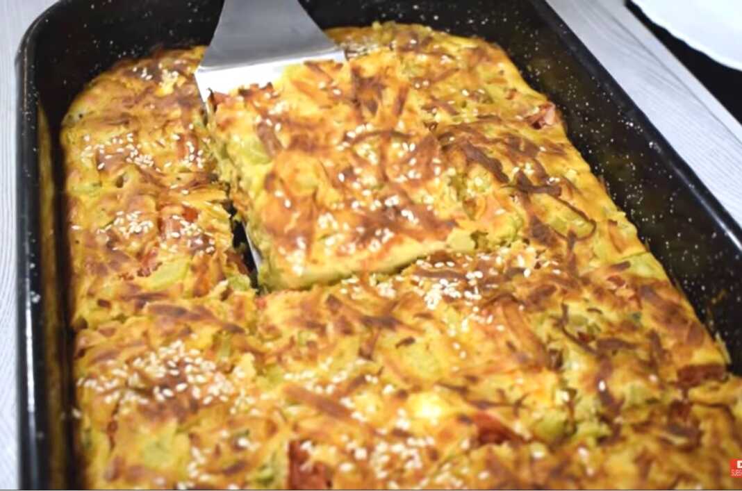 Πίτα λαχνικών με φέτα1 Πίτα λαχανικών με φέτα, φρεσκοψημένη στο ταψί, πασπαλισμένη με τυρί και σουσάμι