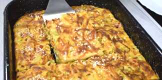 Πίτα λαχανικών με φέτα, φρεσκοψημένη στο ταψί, πασπαλισμένη με τυρί και σουσάμι