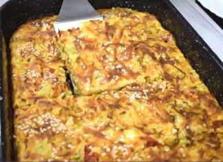 Πίτα λαχανικών με φέτα, φρεσκοψημένη στο ταψί, πασπαλισμένη με τυρί και σουσάμι